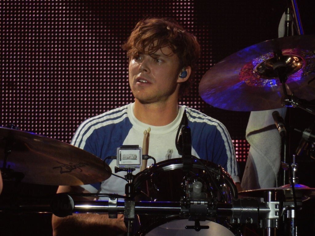 ashtonupdating's tweet photo. ASHTON IN THIS SHIRT https://t.co/DBiJ5mSYna
