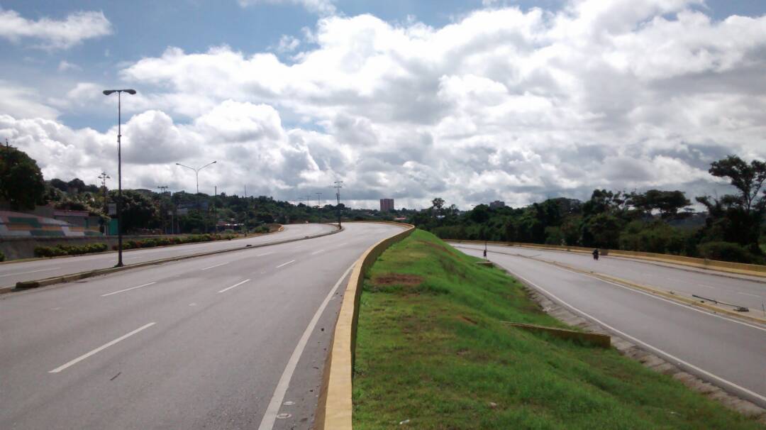 AlfredoARamos's tweet photo. 10:20AM | al 100% se cumple #ParoNacional en Barquisimeto. #asiVaElParo desde la Av. Ribereña de Barquisimeto. #Paro48Lara #26Jul https://t.co/SLCqtXFUur