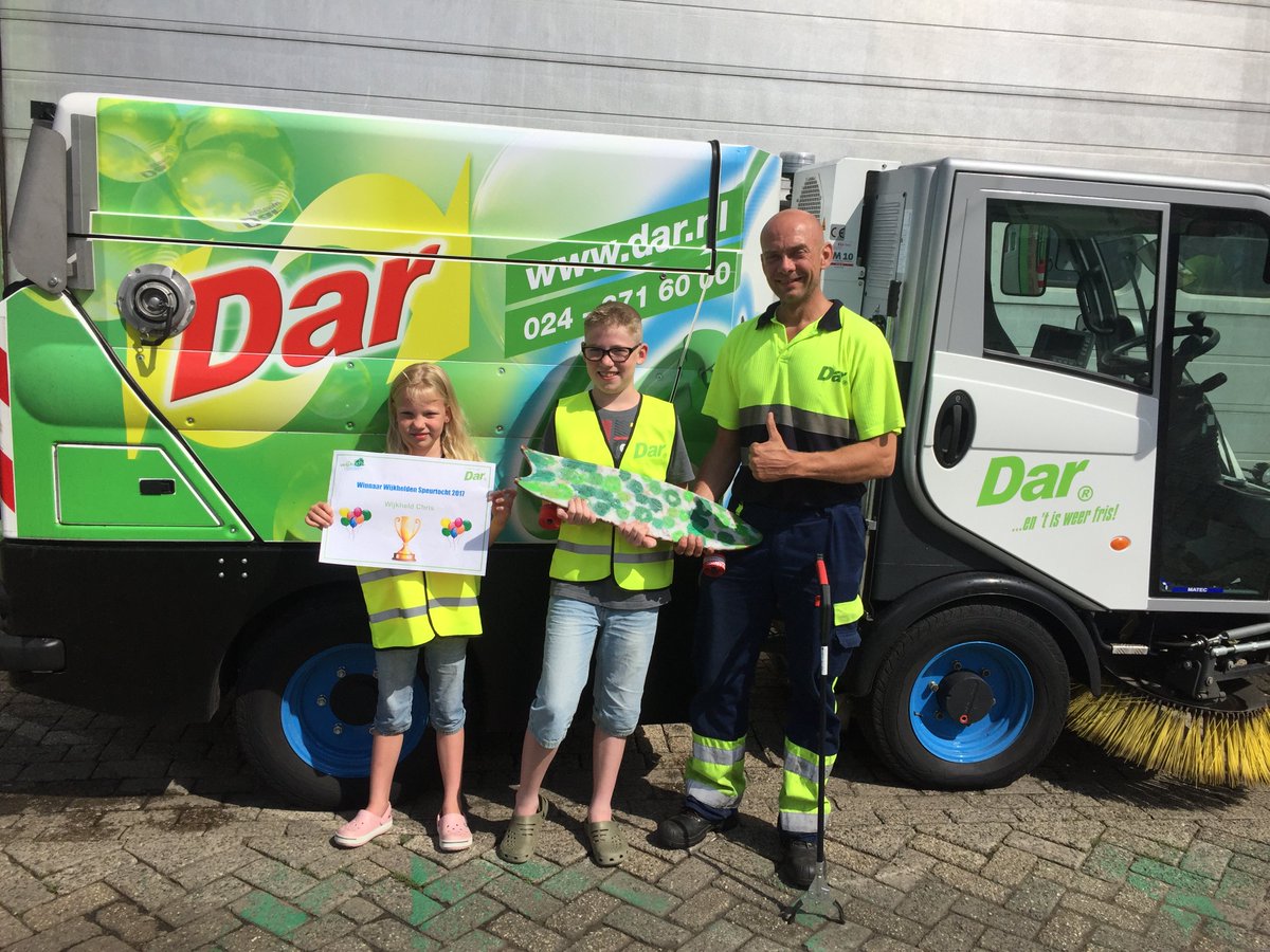 Chris is de winnaar van de Wijkhelden speurtocht en kreeg vandaag zijn prijs: een gave skateboard (wasteboard) gemaakt van plastic dopjes.