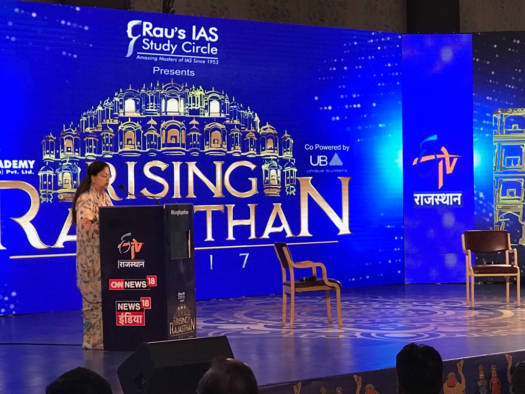 News18Rajasthan's tweet photo. #RisingRajasthan @VasundharaBJP मुझे गर्व है ऐसे प्रदेश पर जिसके पिता की मौत पर भी बेटा भी सेना में ही जाना चाहता है https://t.co/29KkYZwrWb