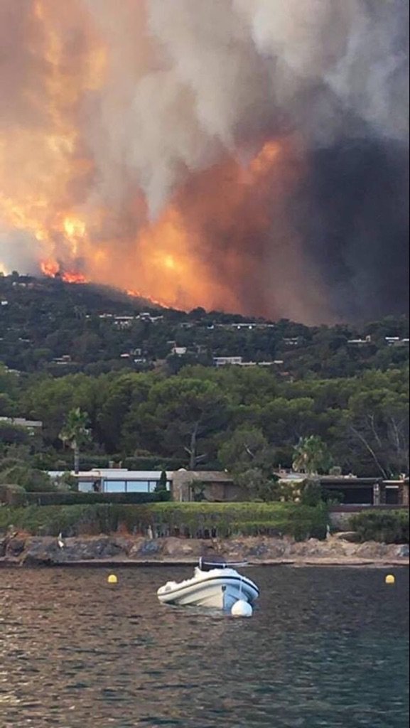 ENCORETHEBAND's tweet image. Notre colline... L'horreur de ces images. Grosses pensées à nos amis et aux pompiers sur place. #BormesLesMimosas 😢