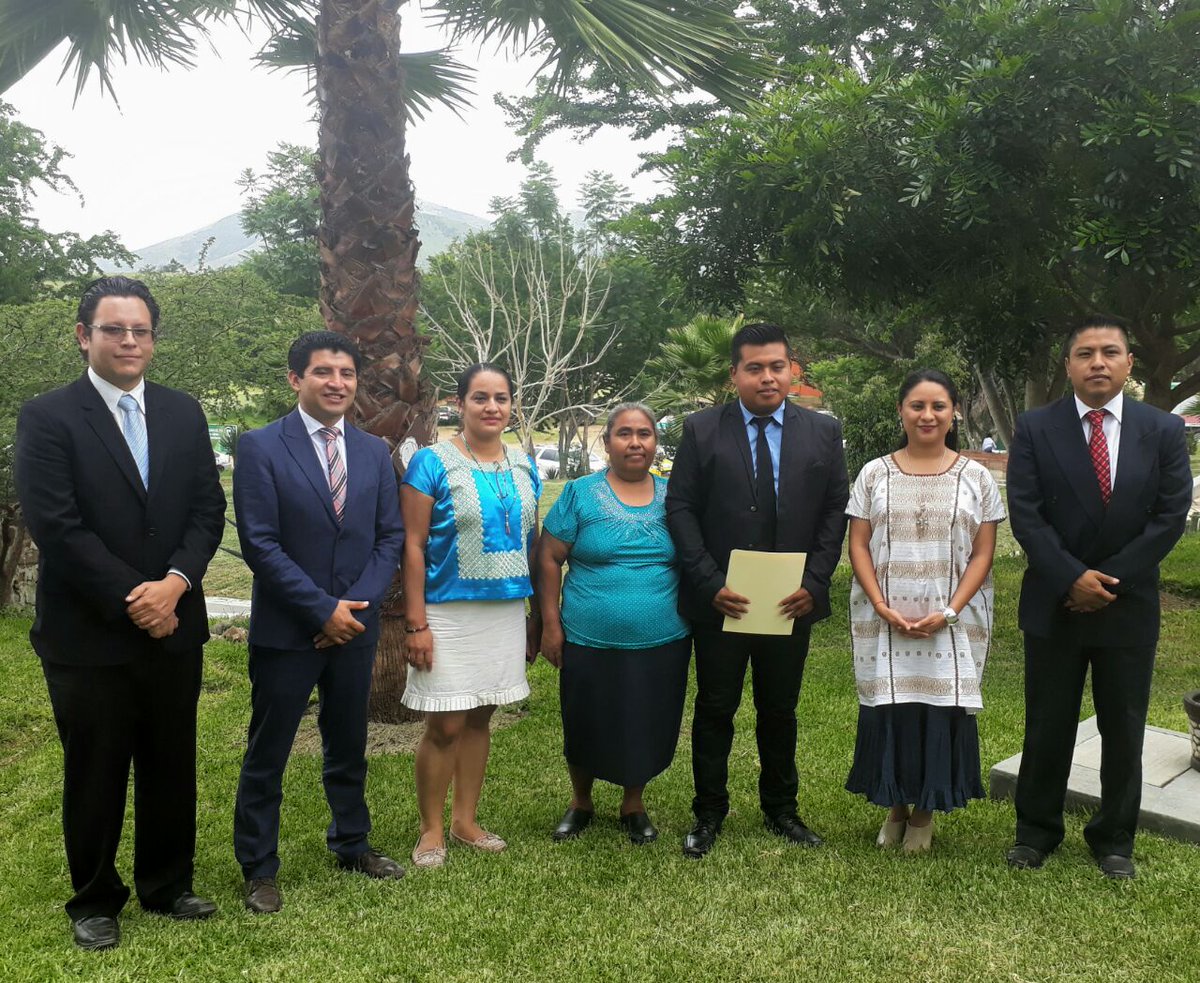 utvco's tweet photo. "Se un profesionista distinguido al servicio de #Oaxaca y #Mexico;honra los principios de la #UTVCO y los valores humanos":Mtra. @nydiadelhi https://t.co/KNGFFzdTt9