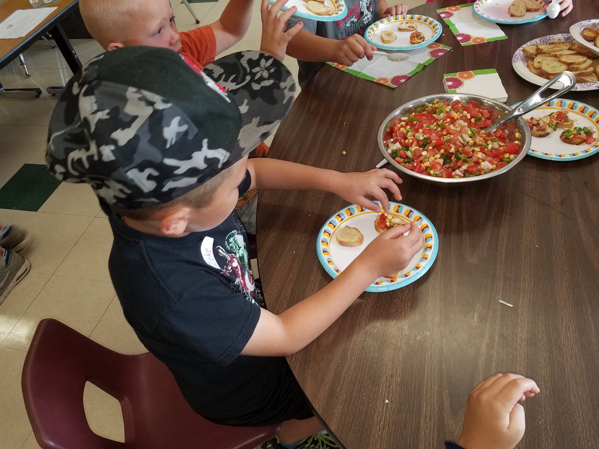Cooking with Chef Howard #PBL#WhyArentYouHere#summerschool2017 <a href="/cracraja/">James L. Cracraft</a> @clintoncommscho <a href="/CESbaulch/">CES</a>