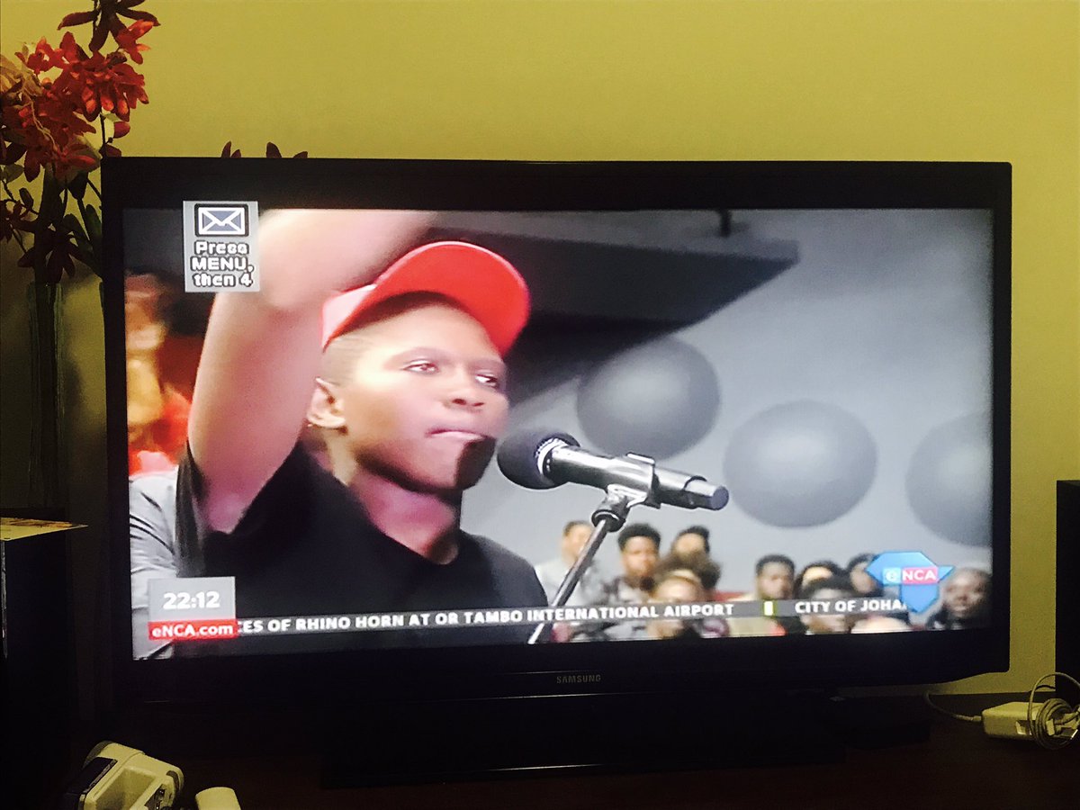 NgcuzaG's tweet image. I might be late to the party but I&apos;m voting for this young man for president 🙌🏾✊🏾 #UJLecture