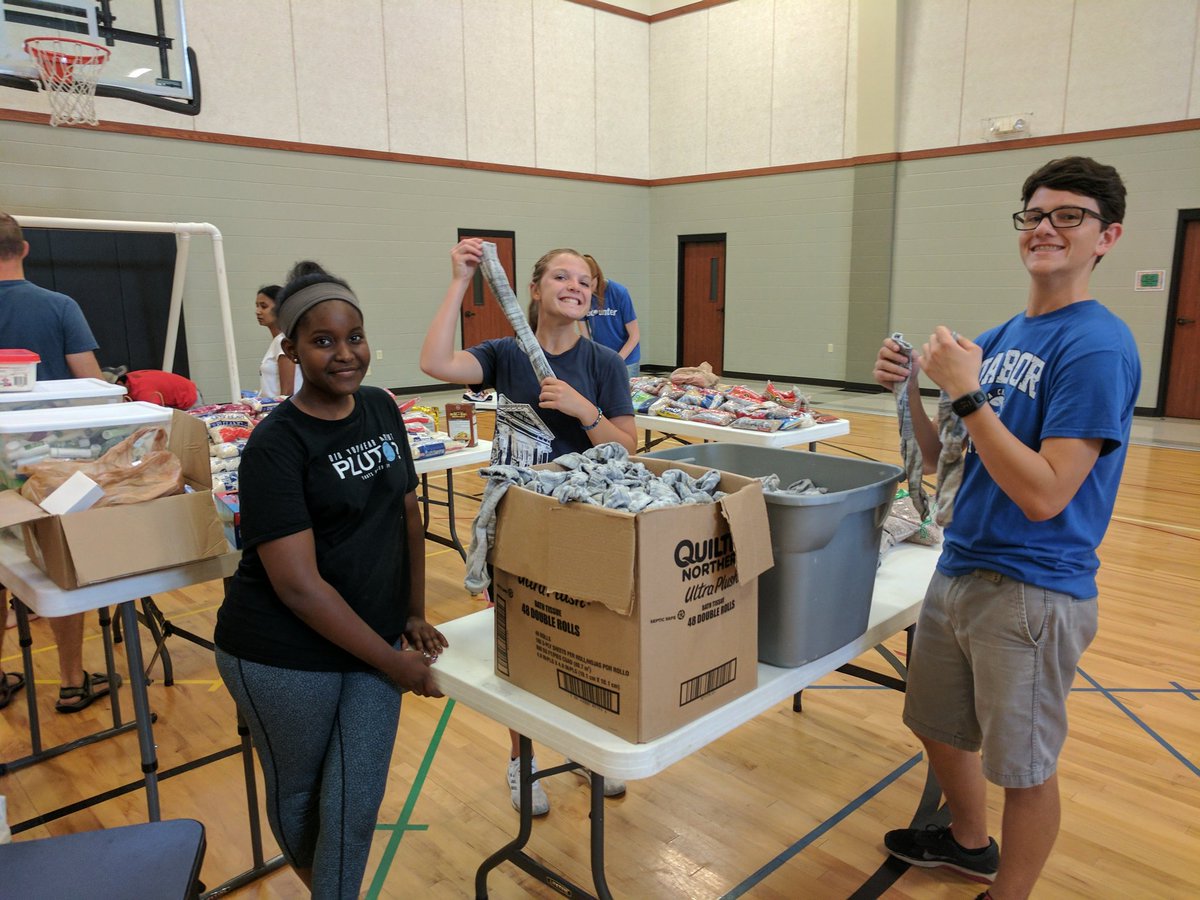 Faith_Front's tweet photo. Assembling food boxes for refugees. Serving with Christ's heart of compassion! #encounter2017 https://t.co/REBCkmvnIy