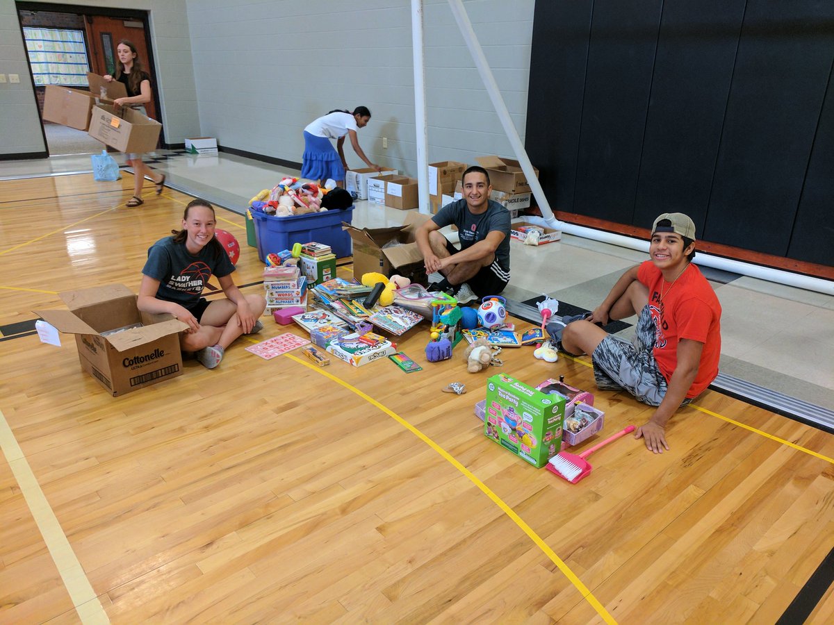 Faith_Front's tweet photo. Assembling food boxes for refugees. Serving with Christ's heart of compassion! #encounter2017 https://t.co/REBCkmvnIy
