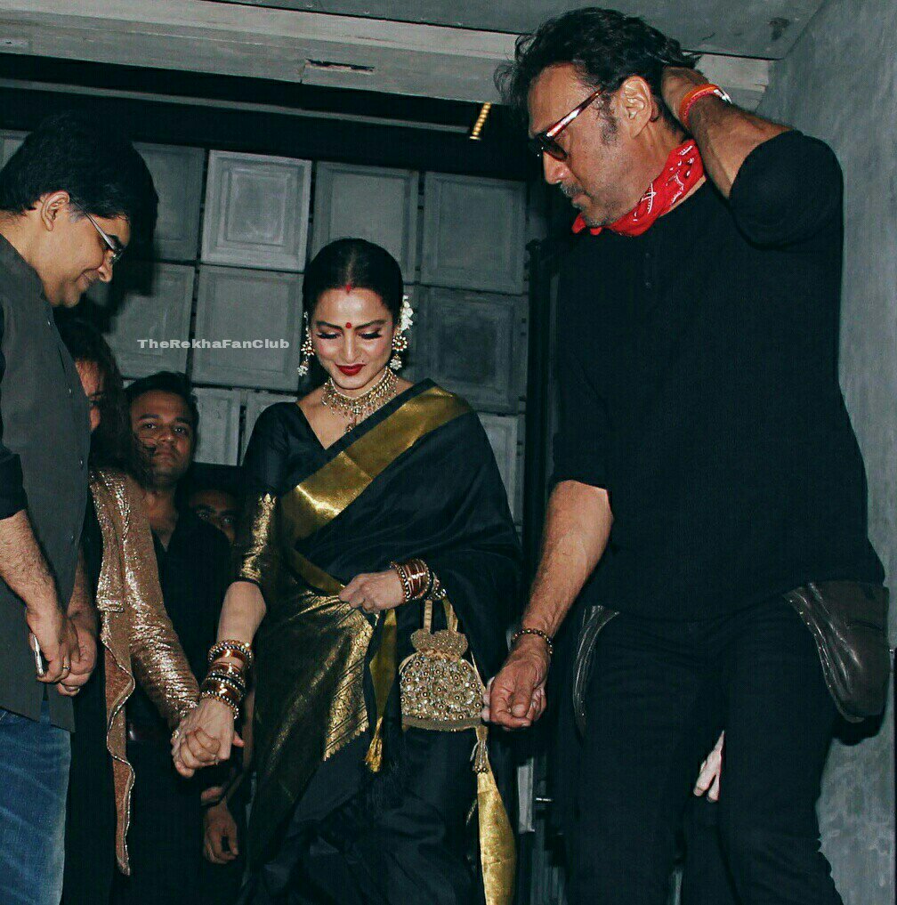 TheRekhaFanclub's tweet photo. And Here Comes The Queen of Hearts,Gold,Glamour &amp; Warmth...Walking Tall as Ever #Rekha ji😍😍🙌🙌💜💜 #JackieShroff @bindasbhidu @jiteshpillaai https://t.co/46fSpFZCV9