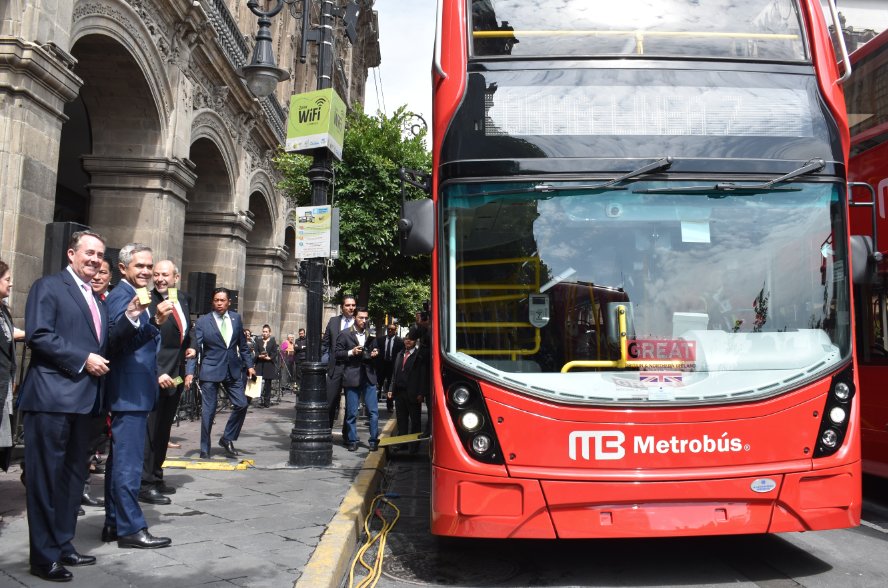 UKinMexico's tweet photo. El Secretario @LiamFox y el Jefe de Gobierno @ManceraMiguelMX, frente a los double deckers @ADLbus para la #L7 del @MetrobusCDMX. https://t.co/65Z0LCRua7