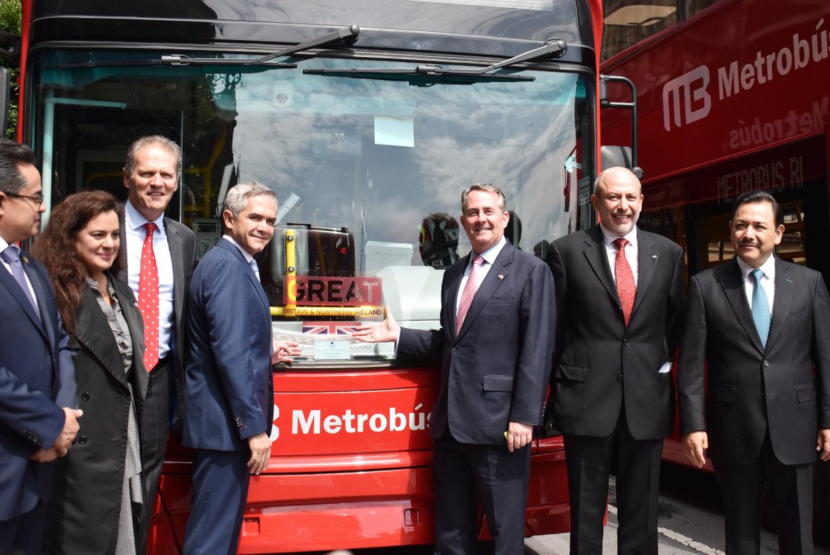 UKinMexico's tweet photo. El Secretario @LiamFox y el Jefe de Gobierno @ManceraMiguelMX, frente a los double deckers @ADLbus para la #L7 del @MetrobusCDMX. https://t.co/65Z0LCRua7
