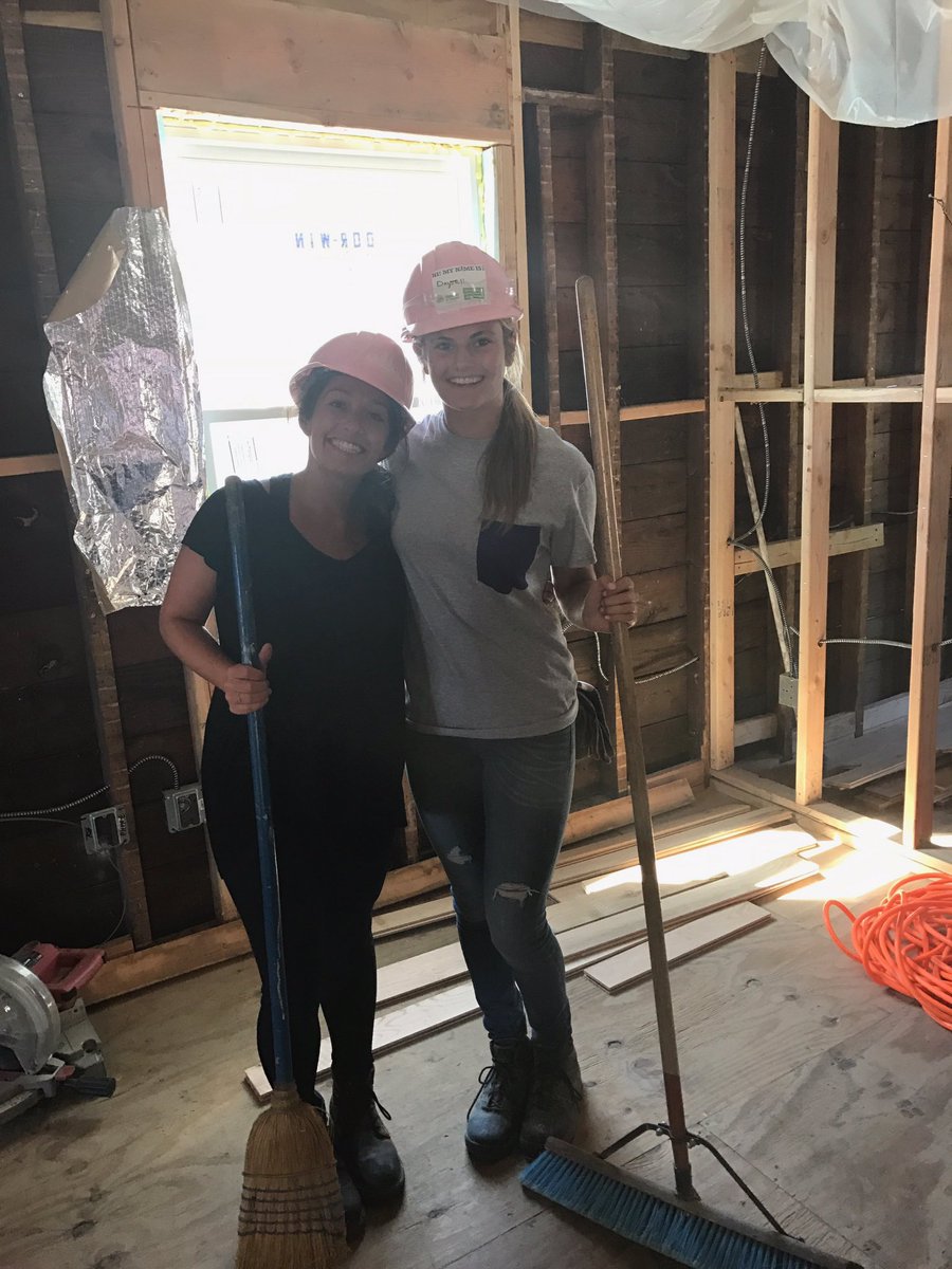 KineticOOH's tweet photo. Our #interns are volunteering with @HabitatNYC today in Queens doing demolition, and laying hard wood floors / cement! #InsideKinetic ๐ทโโ๏ธ๐ท๐ก https://t.co/C89YpXol4L