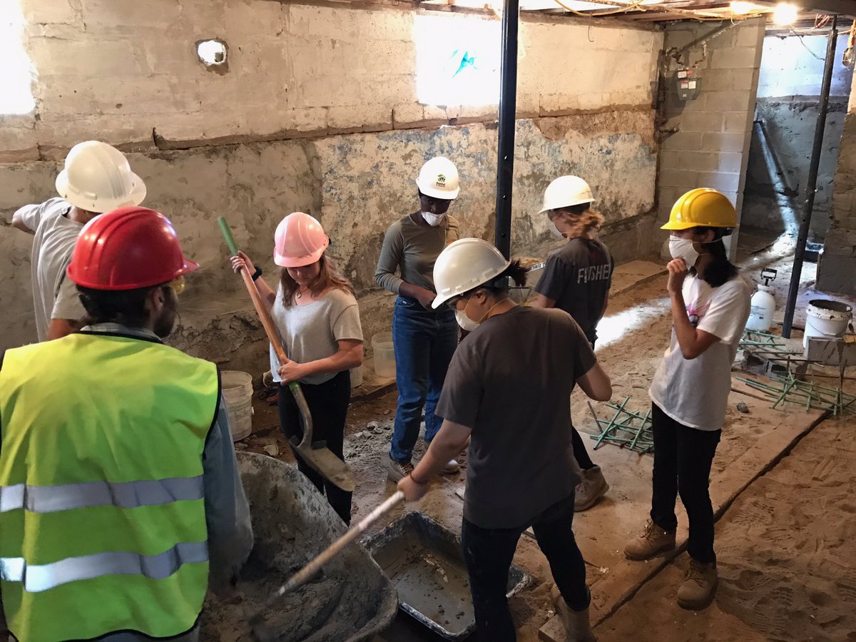 KineticOOH's tweet photo. Our #interns are volunteering with @HabitatNYC today in Queens doing demolition, and laying hard wood floors / cement! #InsideKinetic ๐ทโโ๏ธ๐ท๐ก https://t.co/C89YpXol4L