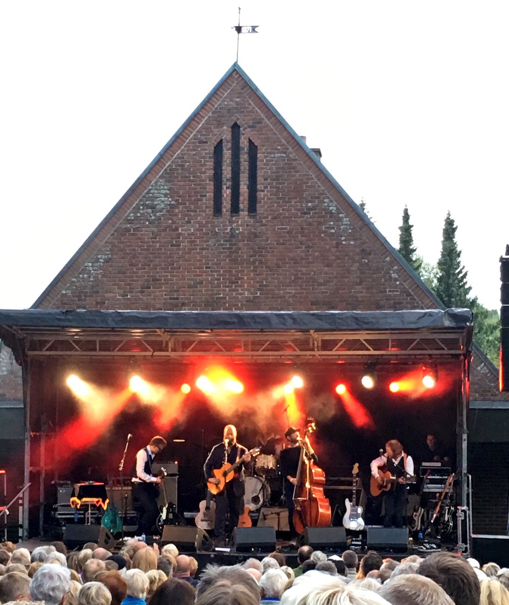 elinestien's tweet photo. Kirkegårdskonsert med #bjella https://t.co/N87vr4nugd