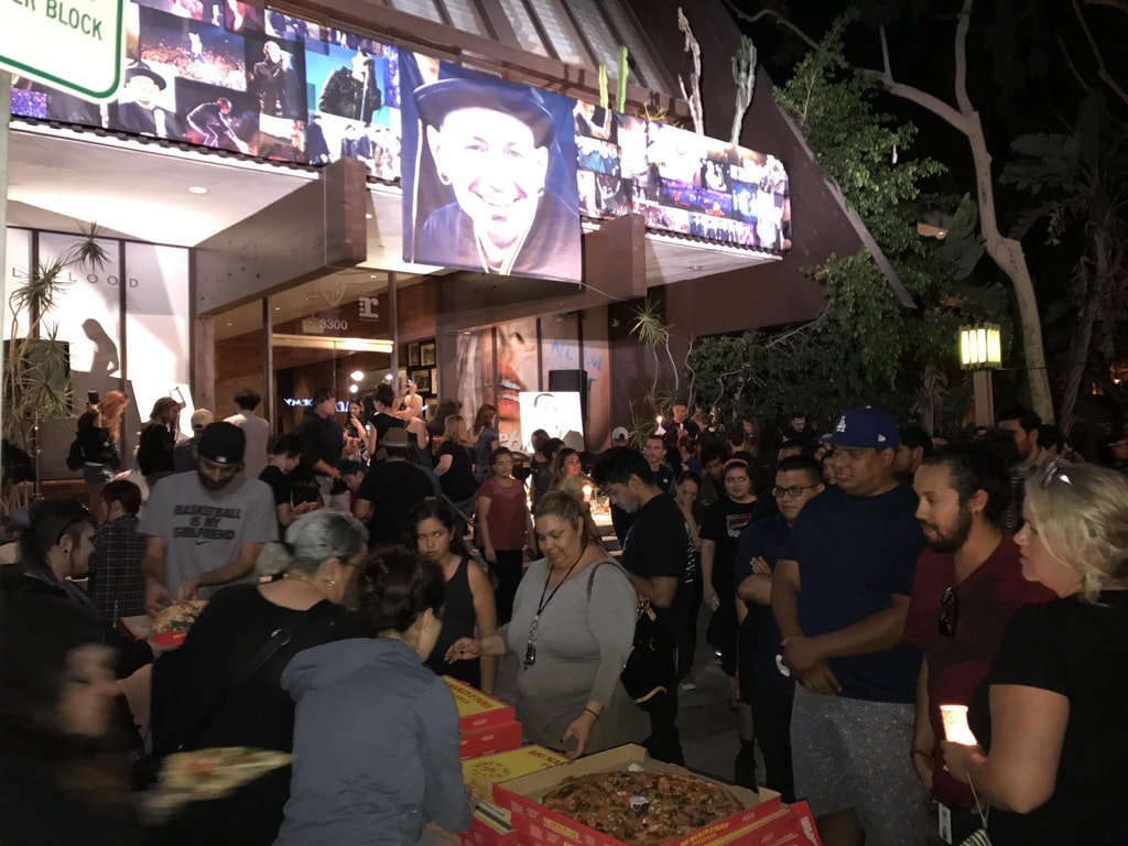 LPLive's tweet photo. What a great record label. @wbr taking care of the @linkinpark fans. https://t.co/yTDc4xi4Cx
