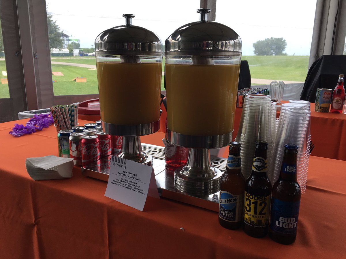 BeyondEventsCh's tweet photo. Pour yourself a drink. The party is about to get started at the Orbitz picnic in Northerly Island Park! #Chicago #BeyondEventsCh https://t.co/CCE6pKEiiK