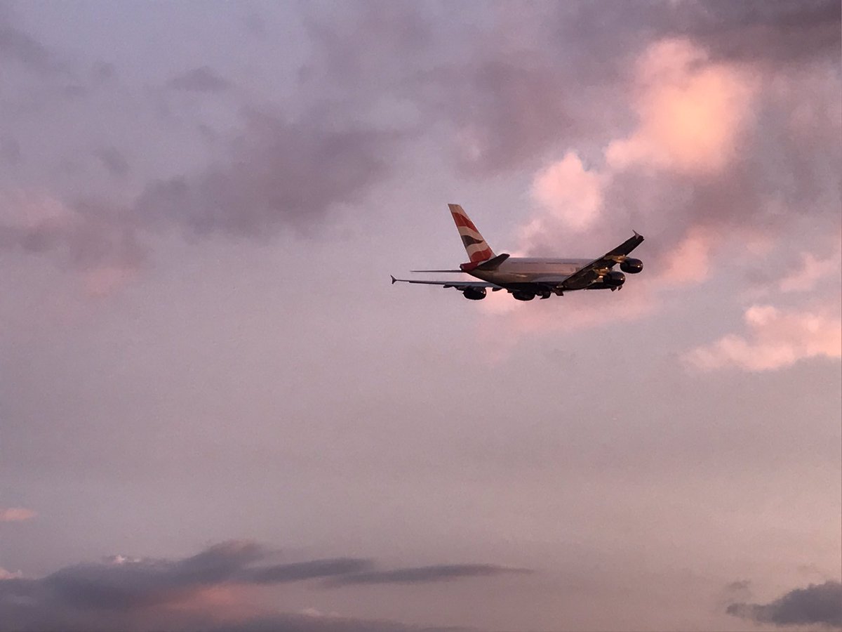 Cazlar123's tweet photo. Bit of plane spotting at Heathrow #niceclouds https://t.co/PZ02ctVFqR
