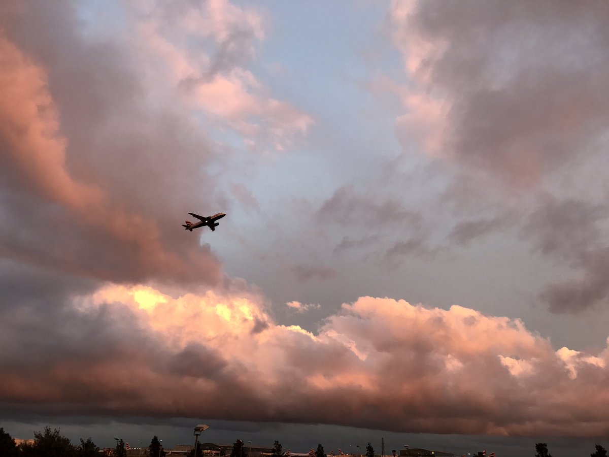 Cazlar123's tweet photo. Bit of plane spotting at Heathrow #niceclouds https://t.co/PZ02ctVFqR