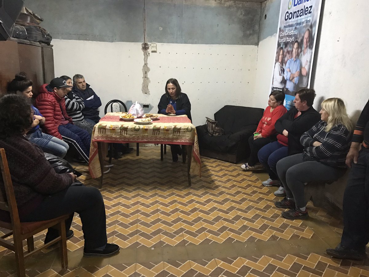 rearte_gustavo's tweet photo. #AsiNoSePuedeSeguir con vecinos de V. Arias construyendo la fuerza para garantizar la Victoria @UniCiudadanaFV @LauraRavagni @PereyraJulio https://t.co/LxjjdmaTkg