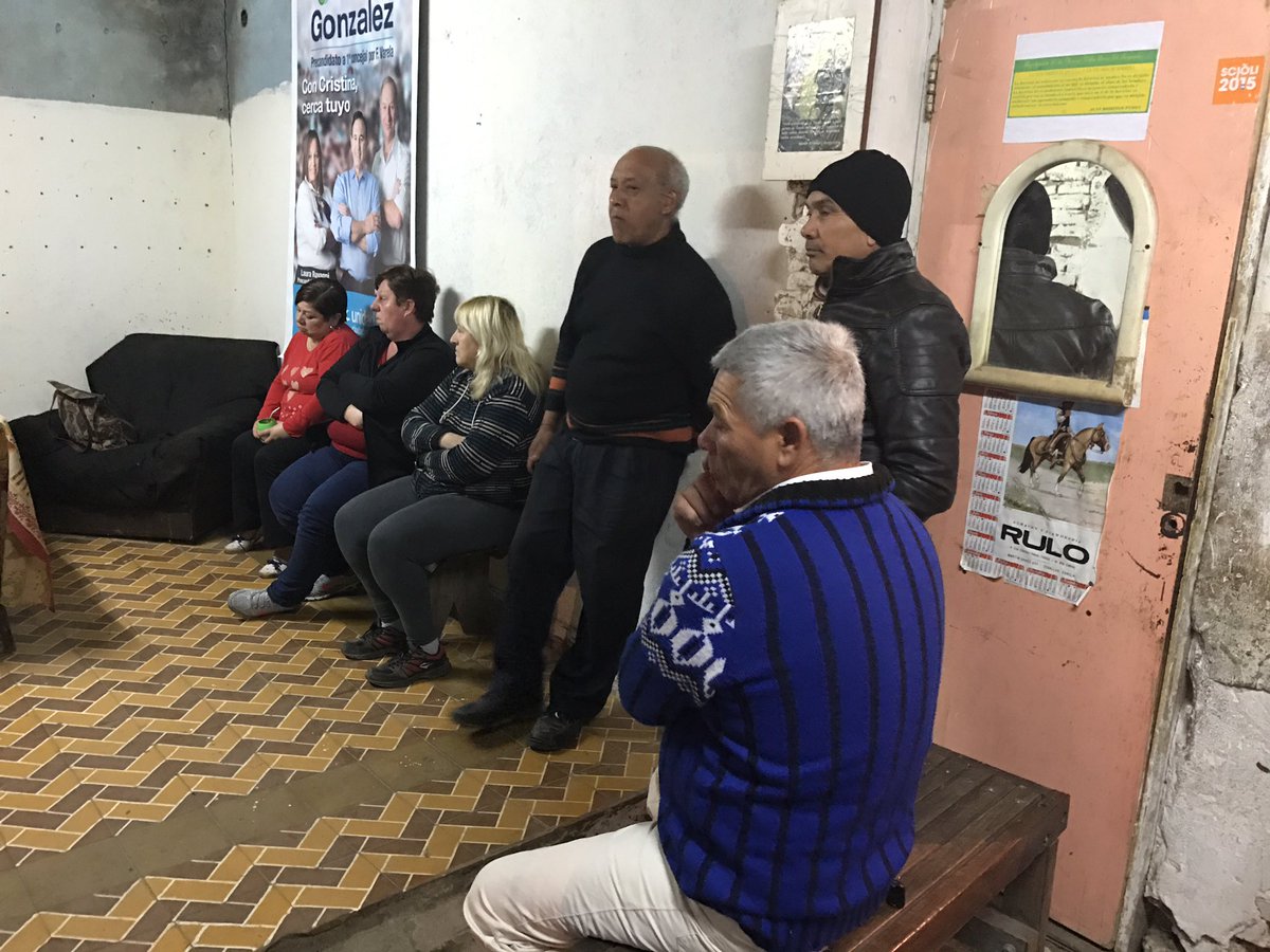 rearte_gustavo's tweet photo. #AsiNoSePuedeSeguir con vecinos de V. Arias construyendo la fuerza para garantizar la Victoria @UniCiudadanaFV @LauraRavagni @PereyraJulio https://t.co/LxjjdmaTkg