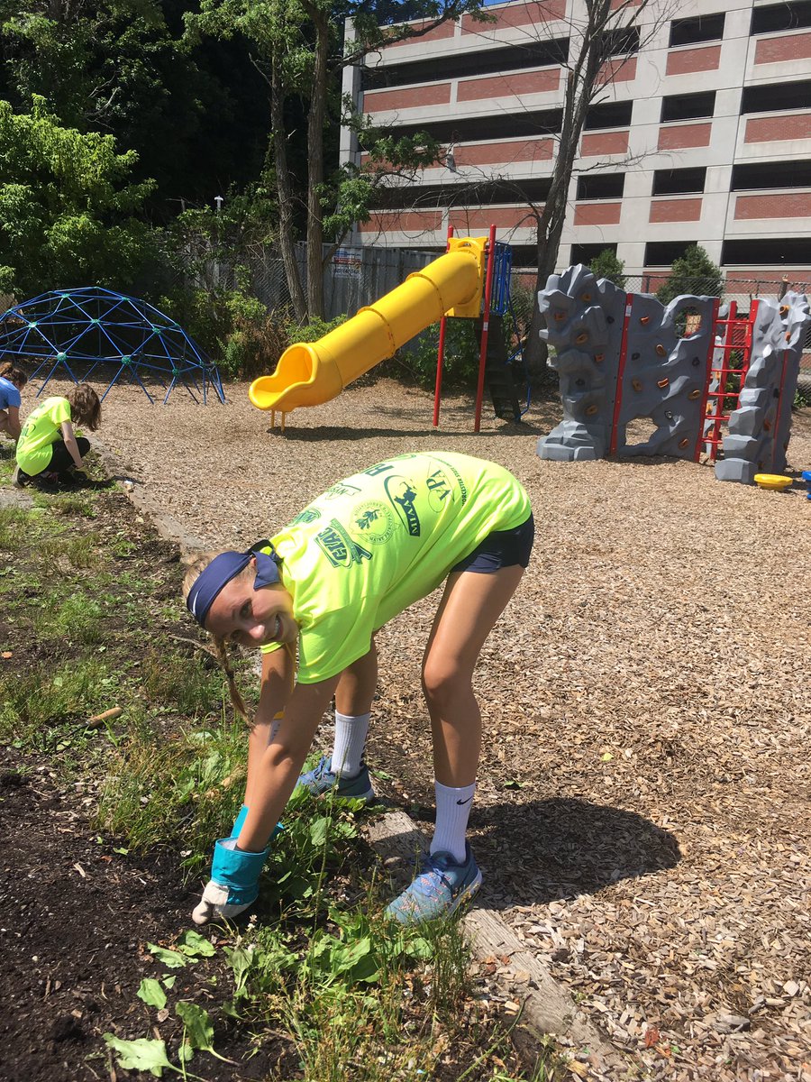 WHSBombers's tweet photo. @_courtneyadams7 helping to clean May Street Elementary School with her @neslconference group #NESLC17 #NESLCserves https://t.co/7RFzpFfRYh