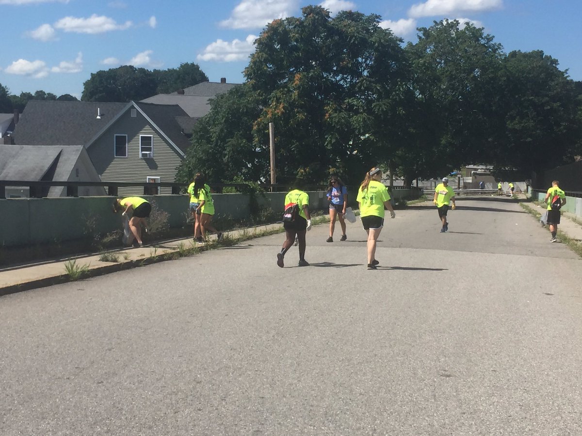 neslconference's tweet photo. Group 800 cleaning up with Worcester Clean Team!! #NESLC17 #NESLCserves https://t.co/Y9Aw9DxbPI