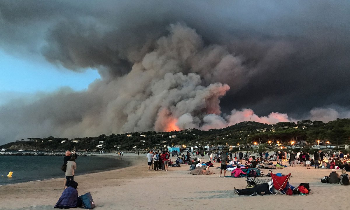 RubyTuesday828's tweet photo. 📸📷z pożarów szalejących na południu Francji 🇫🇷 #francefires #BormesLesMimosas  #France 🔥🚒👩‍🚒
🔗https://t.co/Sd310l9FN4 https://t.co/NEizOM16UQ