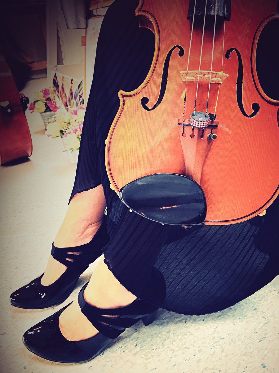Just a bit of #midweek #glam at a private function today <a href="/Bling4Strings/">Bling4Strings</a> #luff #violin #patentshoes feeling inspired by @Maxinekwokadams 💎