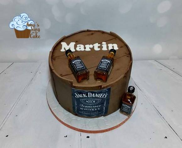 AmyChapman25's tweet photo. a @JackDanielsUK themed #birthdaycake for Martin! #amysicingonthecake https://t.co/iwxJu17Cgz