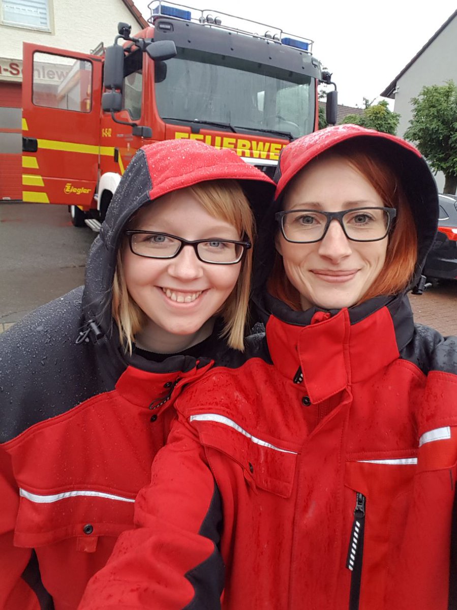 xtagtraeumerinx's tweet photo. #Hochwasser in #BadHarzburg #LandkreisGoslar ? Wir haben trotzdem unseren Spaß 😂 danach hieß es dann noch bei Oma Keller auspumpen 🙄 https://t.co/K3NadRElY0