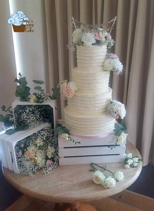 AmyChapman25's tweet photo. A recent #weddingcake complete with buttercream stripes and fresh flowers #amysicingonthecake https://t.co/unpY8oyWjB