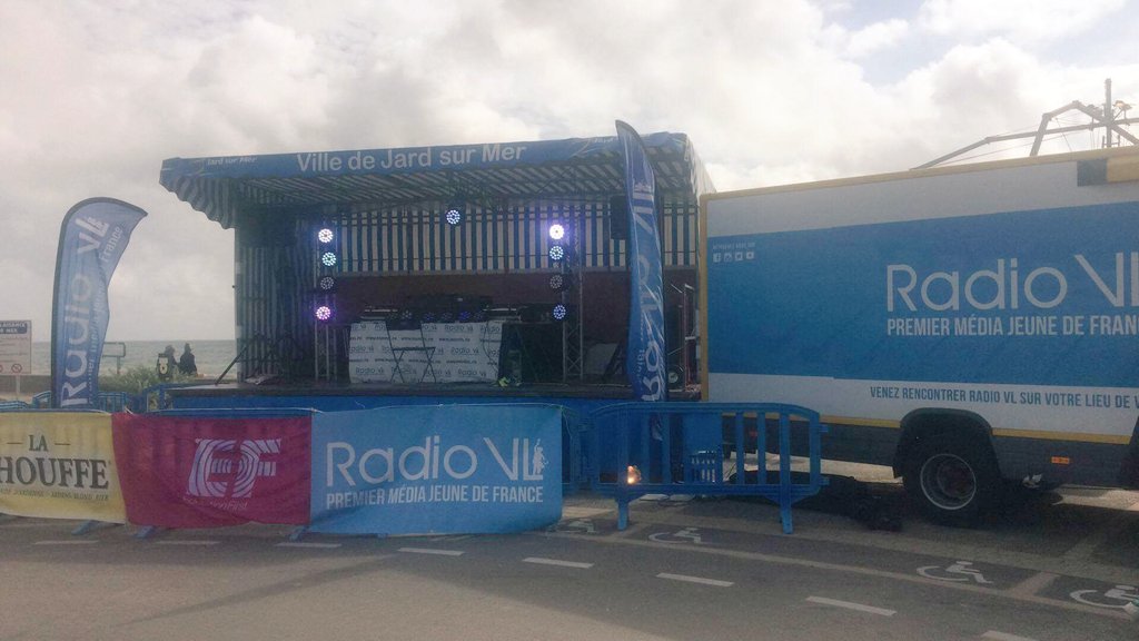 vlmedia_'s tweet photo. Jard-sur-Mer, on t'attend ! Troisième étape du #RadioVLSummerTour ce soir dès 19h avec un grand concert électro ! ⛵🙃❤️ https://t.co/g8PUhax3A9