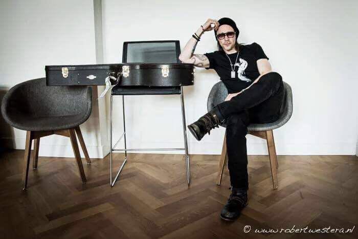 Entrevista a <a href="/MylesKennedy/">Myles Kennedy</a> by Classic Rock Magazine! 
Con un álbum en vivo, shows en Albert Hall y... (+)fb.me/18AArkXGl