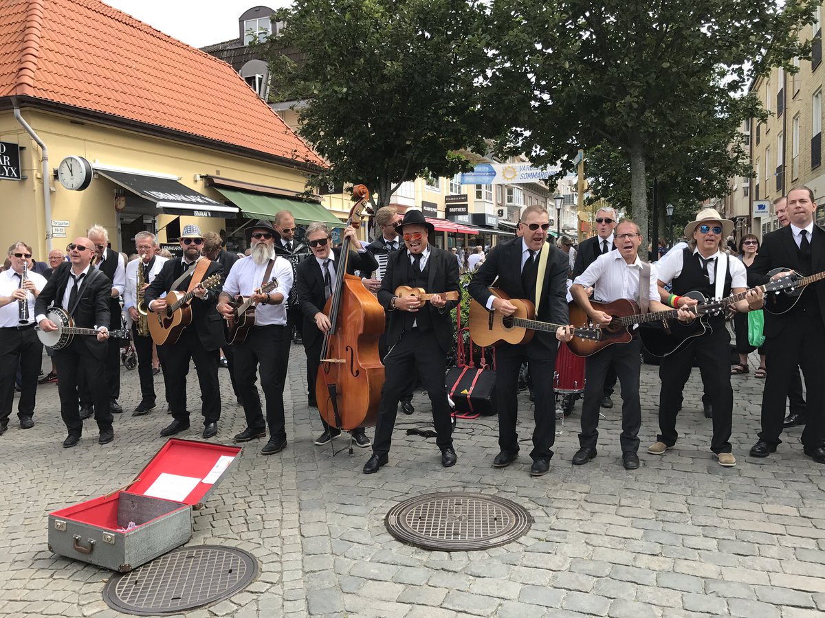 KMWrahme's tweet photo. Today it is all about Street Bourbon Band 😜 https://t.co/dDIrgw54tn