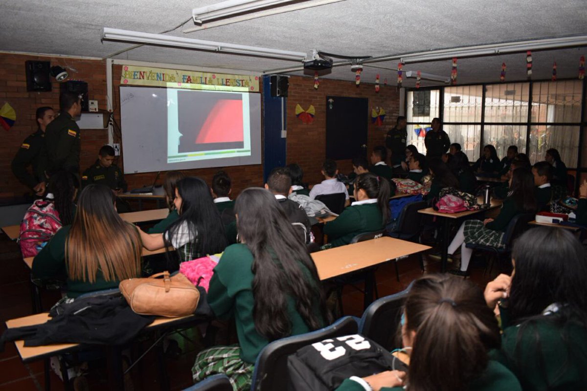 PosgradosPonal's tweet photo. #HoyEnESPOL acompañamos a los estudiantes del Colegio Alberto Lleras Camargo y enseñamos la importancia del #CNPC https://t.co/2OquyCTm13
