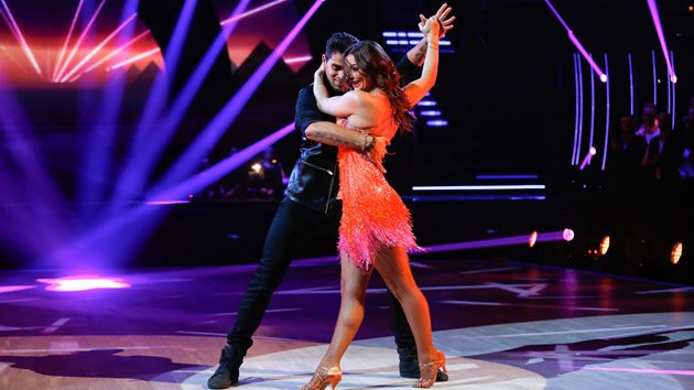 ValoudelOM's tweet photo. @PriscillaBetti @christophelicat #IWannaDanceWithSomebody 💃🕺sur un #ChaCha 💣#Explosif 💥🔥#PremièreDance 💃🕺#PremierPrime 💃🕺#Finale 🔥💥#Dals6 @PriscillaBetti 🌸@christophelicat 🎩 https://t.co/KWV9uISoc6