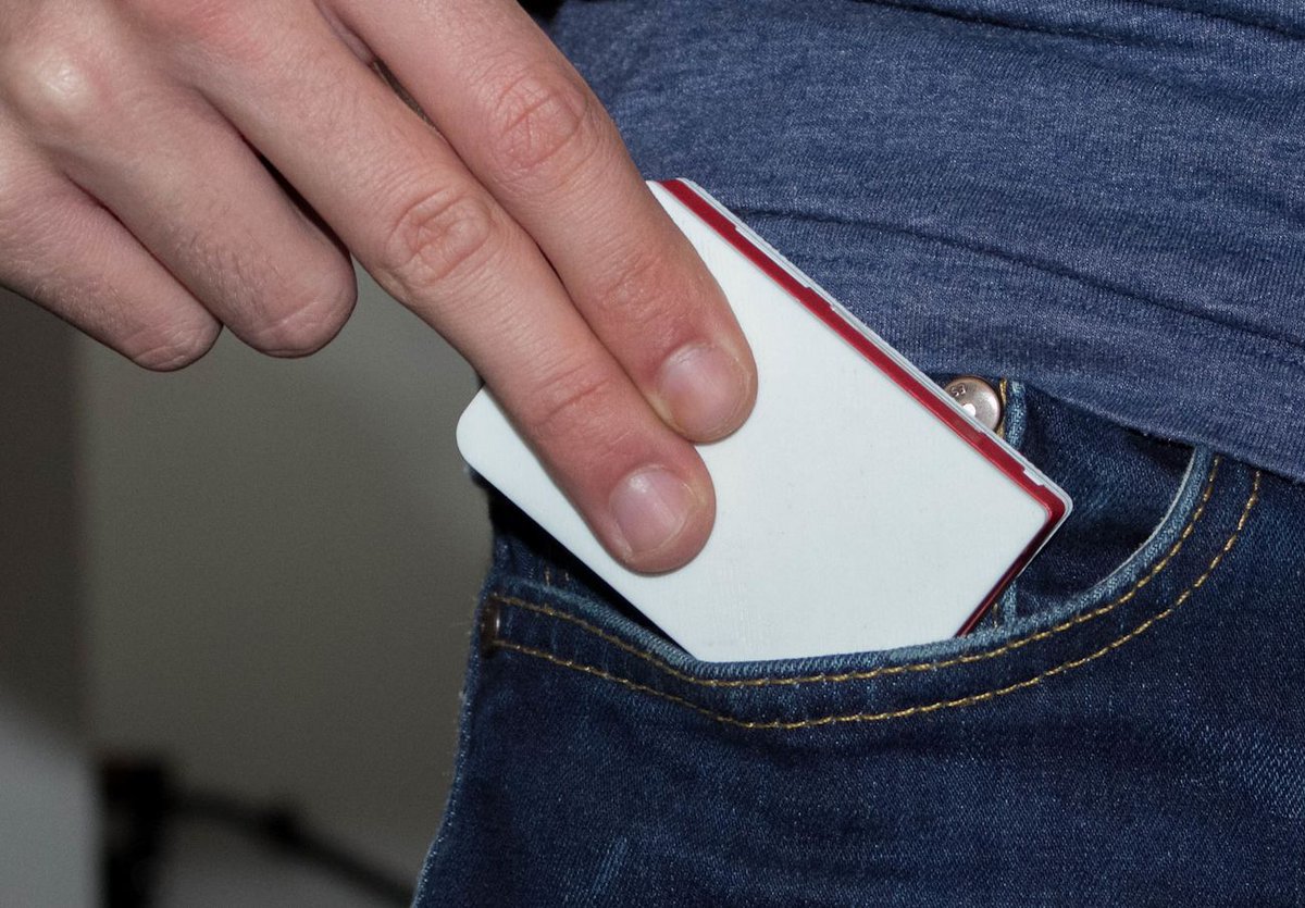 GadgetFlow's tweet photo. Rubico Smartphone Battery Storage #Keychain by @Amplius_e https://t.co/Ncg12HIShz Never worry about storage issues on your phone! #EDC https://t.co/PJ2xLBbxo4