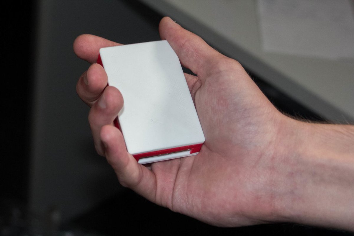 GadgetFlow's tweet photo. Rubico Smartphone Battery Storage #Keychain by @Amplius_e https://t.co/Ncg12HIShz Never worry about storage issues on your phone! #EDC https://t.co/PJ2xLBbxo4