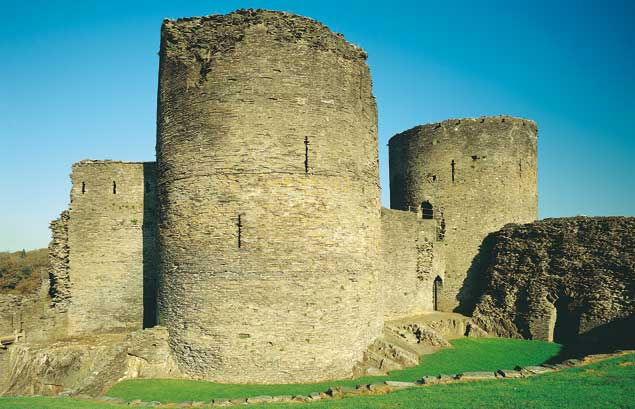 Discover fascinating information @cilgerrancastle as you take a tour with our expert guide! ow.ly/DhgN30dPwBn