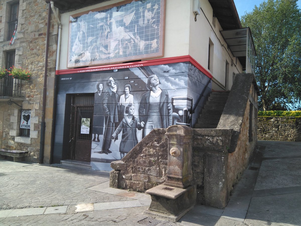POLONORTEDESIGN's tweet photo. Mural en la plaza de Larrabetzu 1937-2017 https://t.co/9Kamar83lP