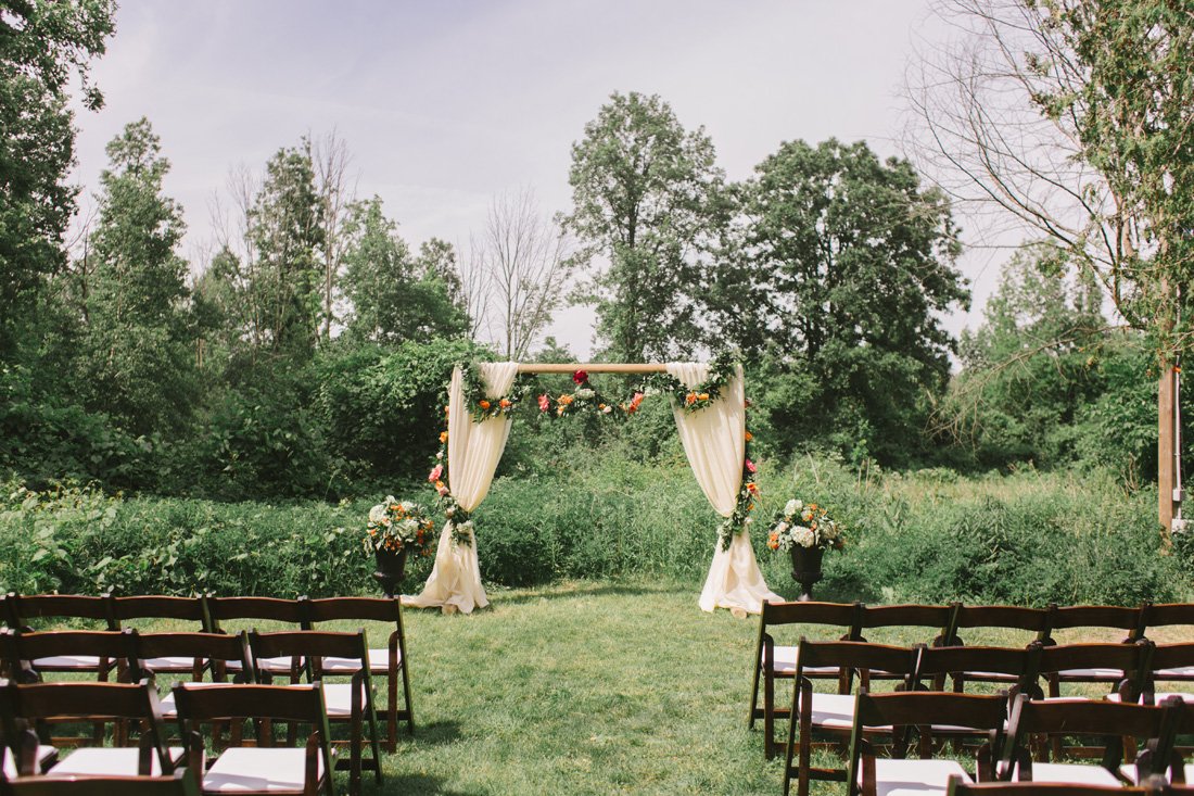 weddingfld's tweet photo. This #SlitBarn couple added #floralgarlands with our #woodenarbour & #blackurns to their ceremony...the results=UNFORGETABLE! #FLDevents https://t.co/zRxCtV3ZT7