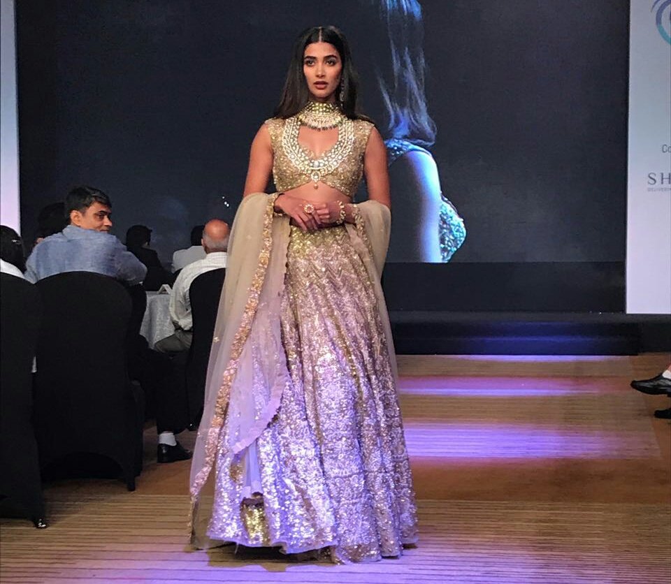GJEPCIndia's tweet photo. .@hegdepooja dons the ramp with her elegance and grace at #PreludeToIIJS! https://t.co/Lj75niYYy3