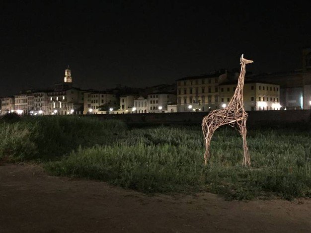 TommasoSacchi's tweet photo. H19 alla presenza del sindaco @DarioNardella inaugura la mostra di #sedicentemoradi animali fantastici a bordo fiume sulla riva #torrigiani https://t.co/AiLyPF3Qhd