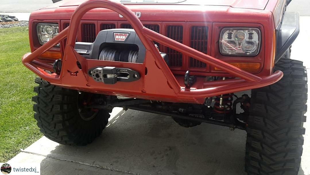 Roses are red, XJ wish they had frame, buy a TNT bumper and you want be lame😎. #framelessandshameless #tntcustoms #blackjeepofthefamily