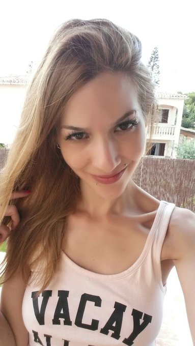 Viele Gr&uuml;&szlig;e aus der Sonne!  Ich g&ouml;nne mir grade ein paar Tage in #Malle  :)  #babe #urlaub #nomakeup<a href="/tag/nomakeup"class="tags"><span>#nomakeup</span></a><a href="/tag/babe"class="tags"><span>#babe</span></a><a href="/tag/camgirl"class="tags"><span>#camgirl</span></a><a href="/tag/urlaub"class="tags"><span>#urlaub</span></a><a href="/tag/chillen"class="tags"><span>#chillen</span></a><a href="/tag/porngirl"class="tags"><span>#porngirl</span></a>
