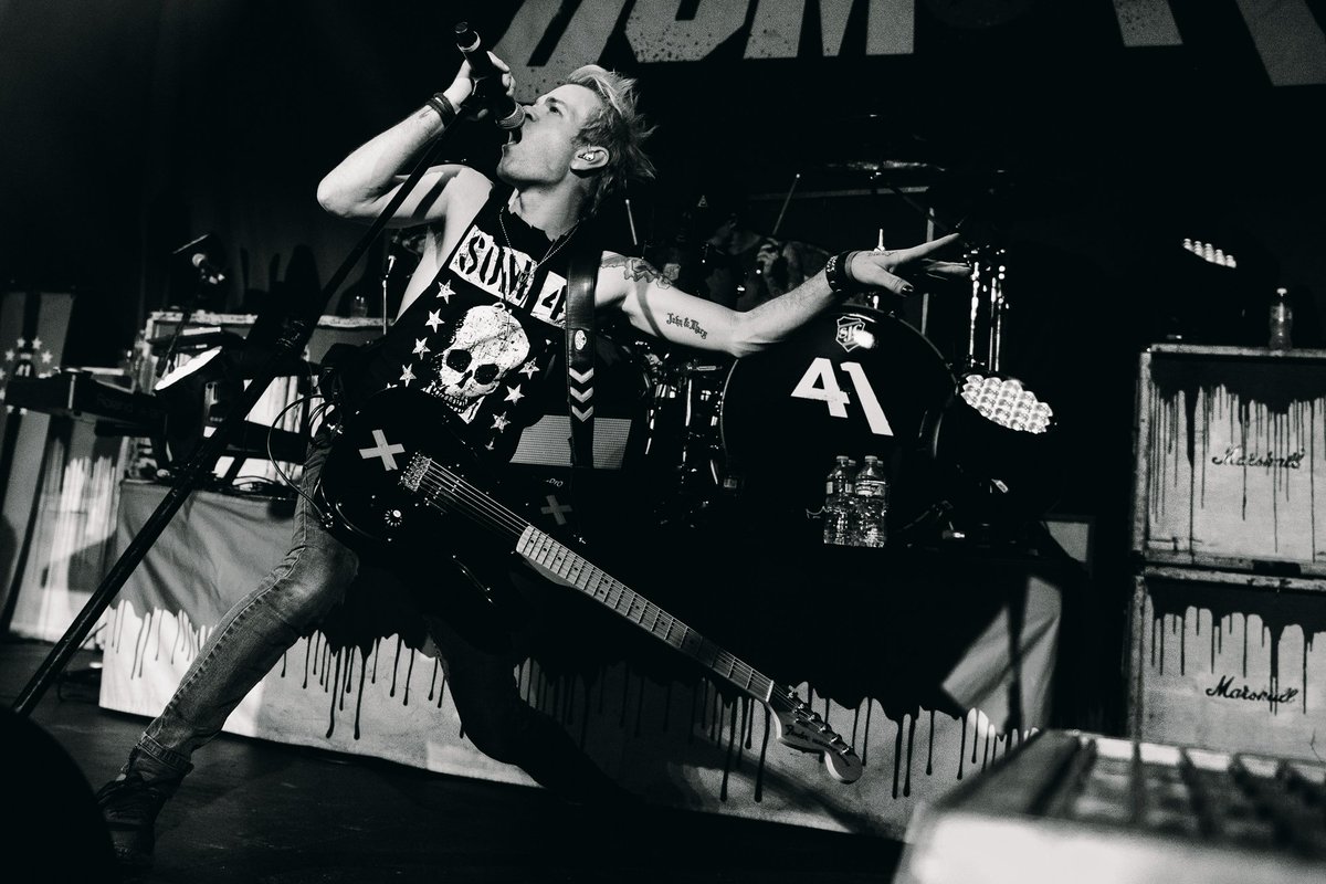 WTHIT_Bot's tweet photo. [Musicians]
섬 41 (Sum 41) - 세상 보는 꼴이 어째 영 게으르고 삐딱한, 캐나다 출신의 팝 펑크 밴드. 2000년대를 지배한 스케이트 펑크 사운드에서 메탈을 접목한 묵직하고 유니크한 펑크로 발전했습니다. 프론트맨 데릭의 중태와 회복 이후로 활동을 이어나가고 있습니다.

https://t.co/fql58qM1Cn