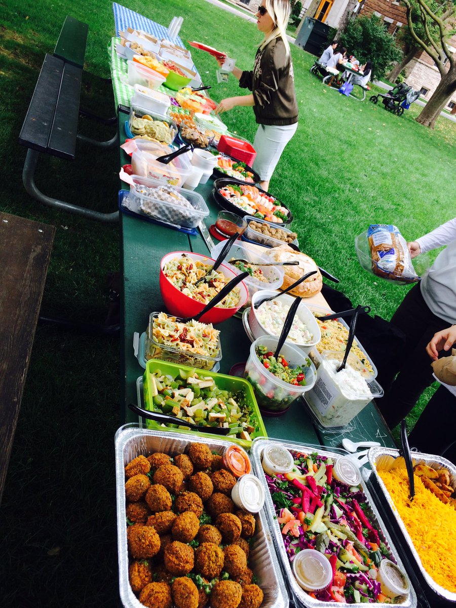 ceric_ca's tweet photo. #Potluck #picnic @FdnHouse! #summerfun https://t.co/maOxTHpToK