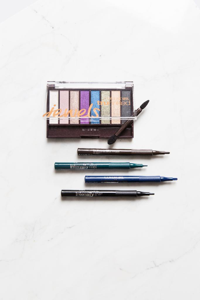 COVERGIRL's tweet photo. #IntensifyMe has the control of a pencil & the intensity of a liquid liner. Combine with #TruNaked palette for an #InstaWorthy makeover. ✨ https://t.co/d263gNYJw5