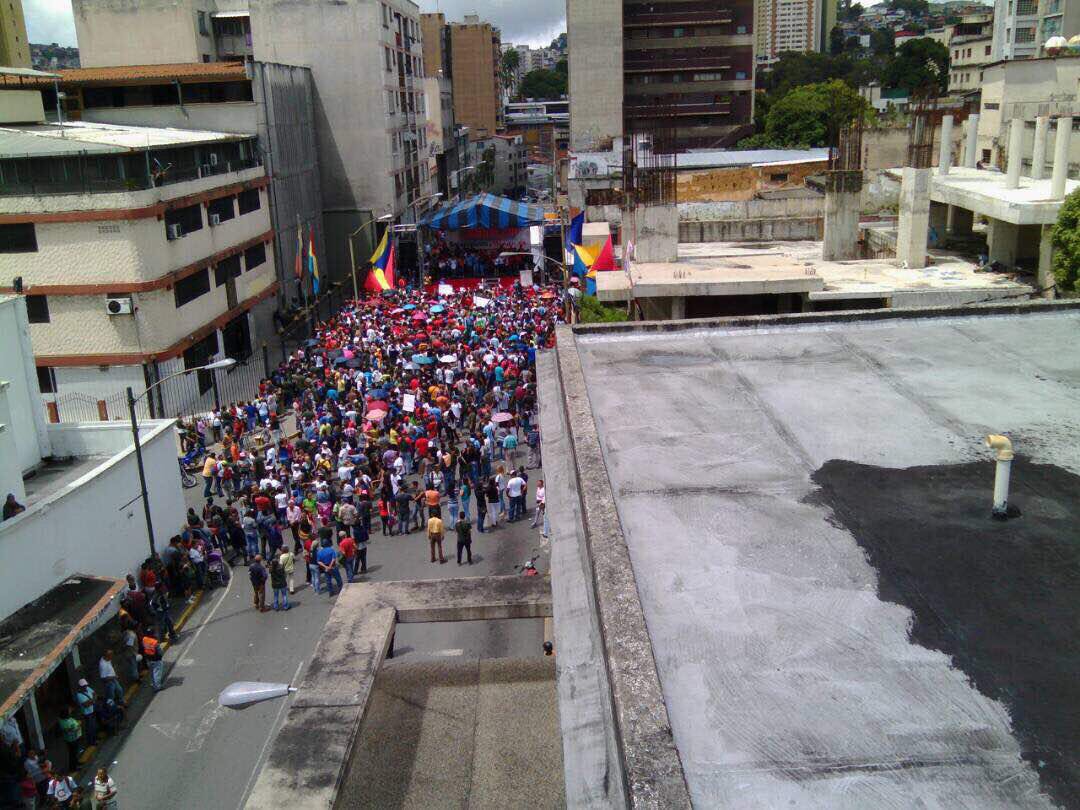 hcapriles's tweet photo. El "apoteósico" cierre de campaña del fraude constituyente madurista ahora en nuestros Teques!Miranda ni Venezuela quiere fraude! https://t.co/fgcVZrHlPH