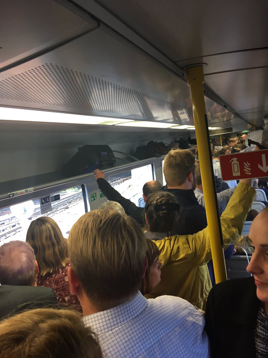 ELYCtraining's tweet photo. @ScotRail 4:40 Edin-NB 6 carriage train cancelled, everyone trying to cram into 5:15  4 carriage train😕we need 6 carriage rush hour trains https://t.co/BkToxdQyvx