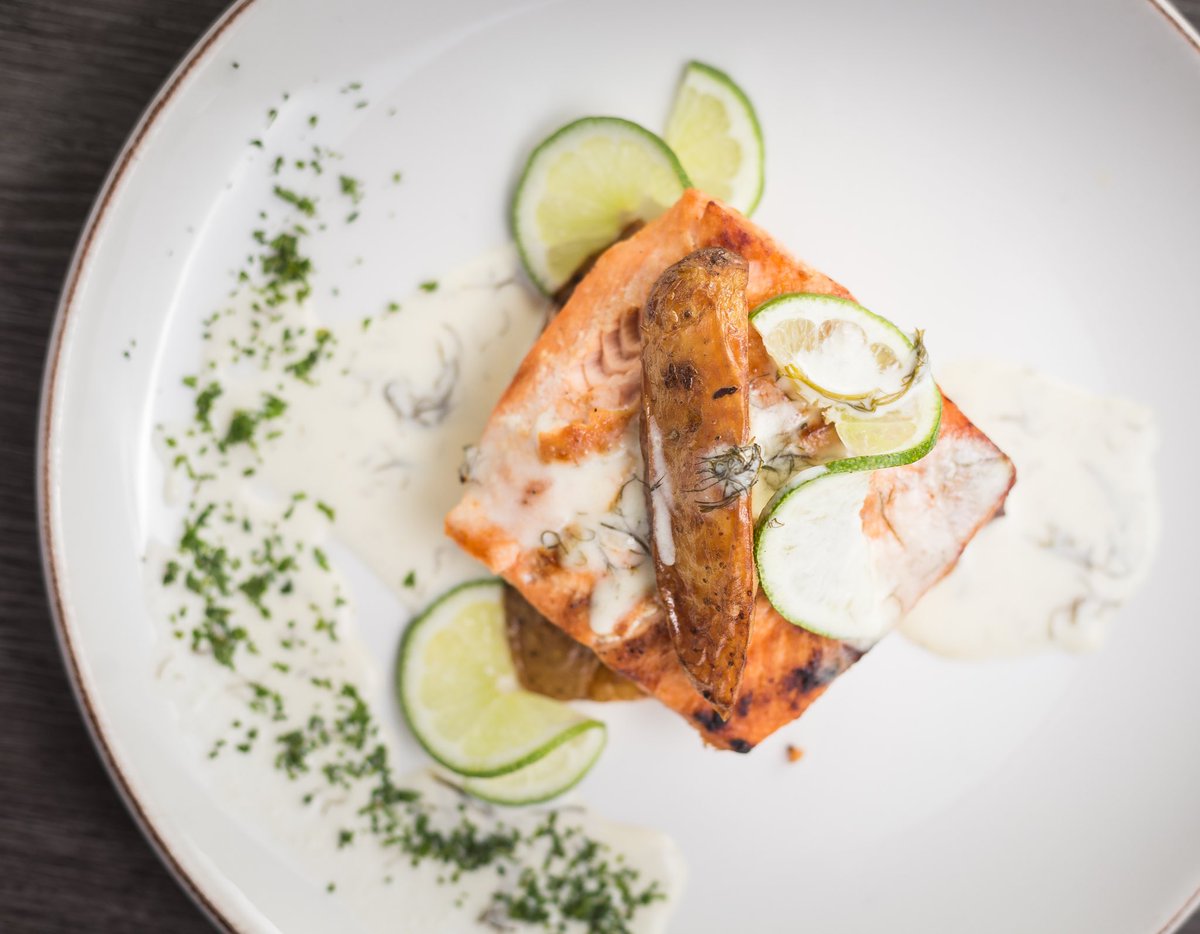 Salmón al grill terminado en crema de hinojo y pimienta roja, servido con lascas de papas al horno. 🍃 #mixrest #foodtoshare