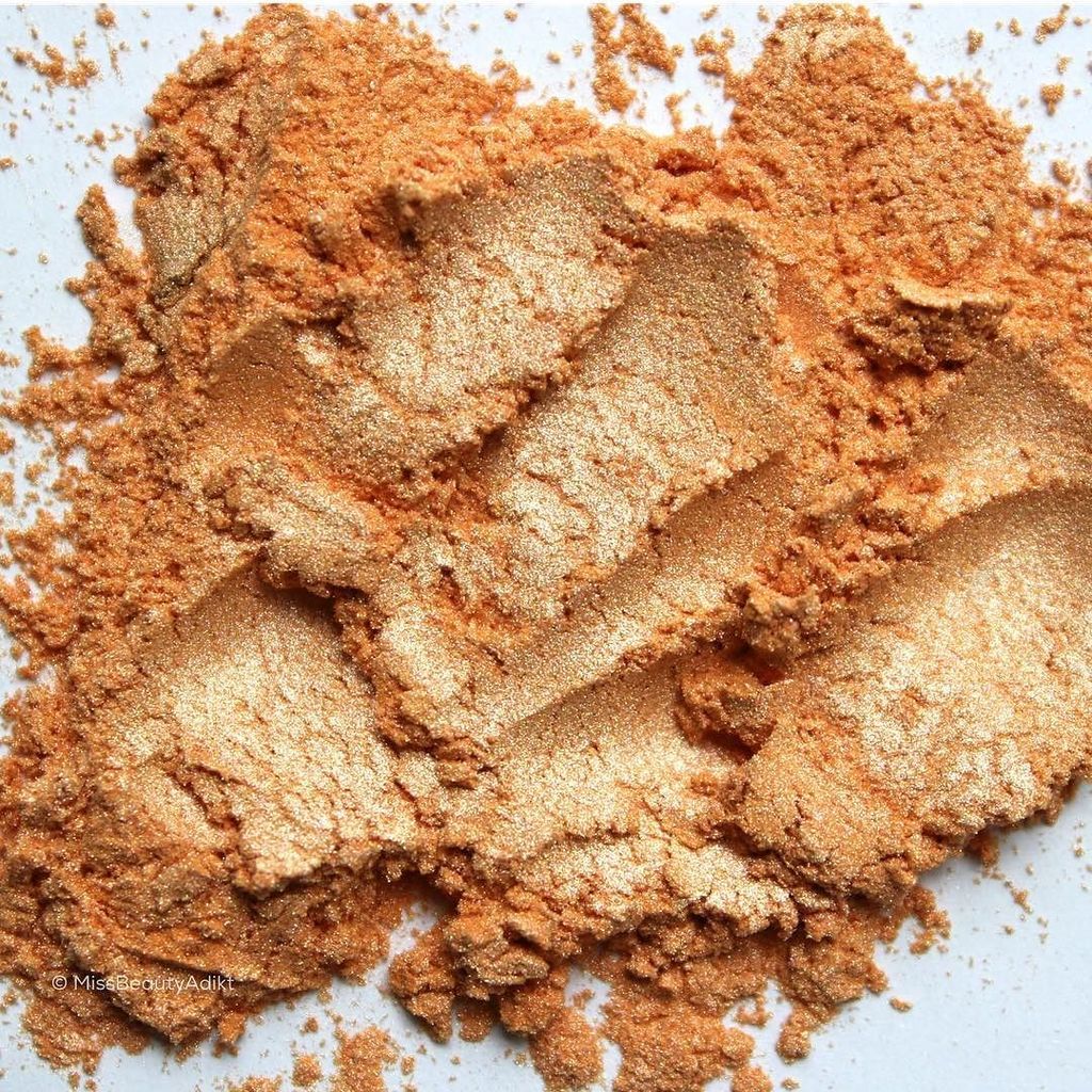 MissBeautyAdikt's tweet photo. ✨✨✨Dawn Solar Glow launching tomorrow!✨✨✨
#missbeautyadikt #solarglow #highlighter #highlightonfleek #instabeauty … https://t.co/V7XzBxhqOs https://t.co/ETRvc2F5Ys